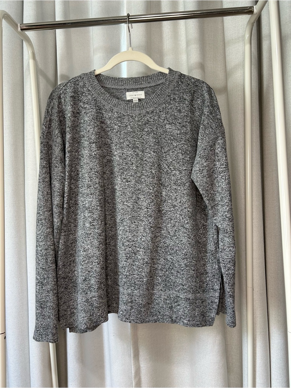 🍀LUCKY BRAND Crew Neck Gray Cozy Sweater - Medium - Picture 2 of 4